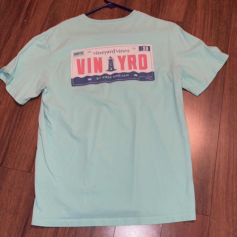 vineyard vines t shirt